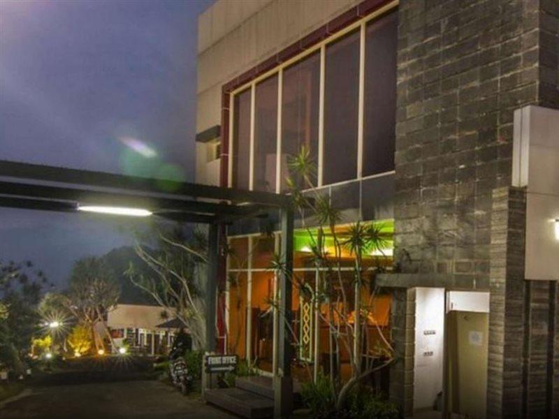 The Rizen Hotel Cisarua Esterno foto