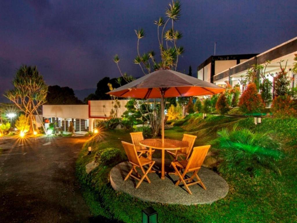 The Rizen Hotel Cisarua Esterno foto
