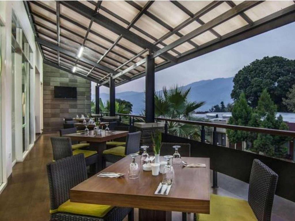 The Rizen Hotel Cisarua Esterno foto