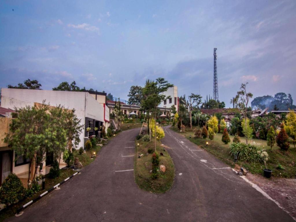 The Rizen Hotel Cisarua Esterno foto