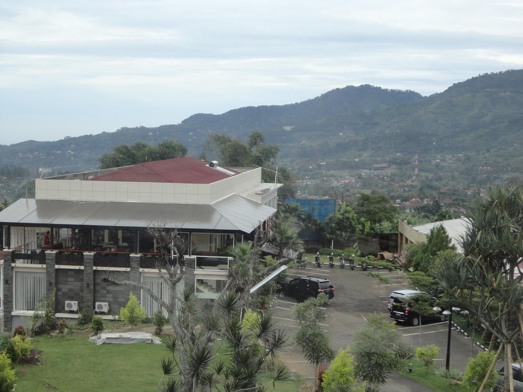 The Rizen Hotel Cisarua Esterno foto