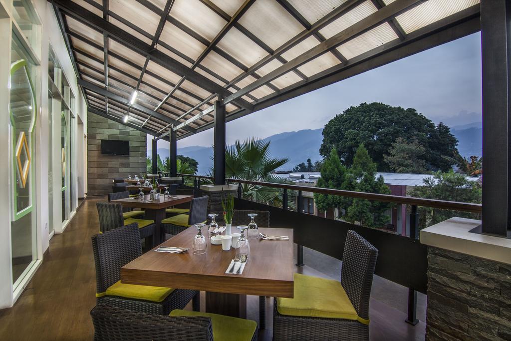 The Rizen Hotel Cisarua Esterno foto